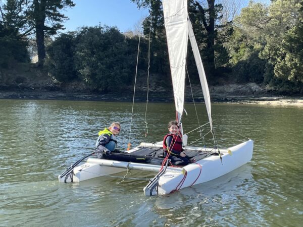 Enfants sur catamaran